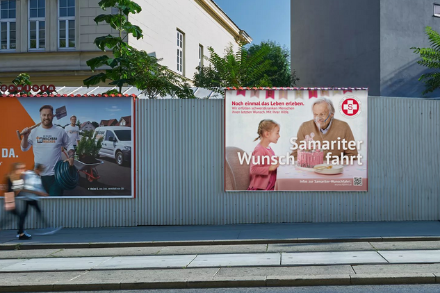 Wunschfahrt-Plakat im urbanen Umfeld am Straßenrand