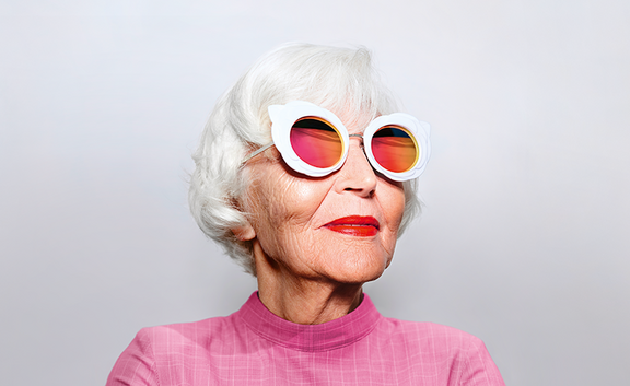 Coole ältere Dame mit Sonnenbrille