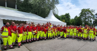 Gruppenbild Sanitäter:innen beim Frauenlauf 2024