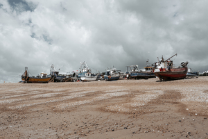 Boote die am Strand liegen 