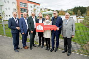 Landeshauptmann Mag. Hans Peter Doskozil (3.v.l.) und Landesrat Dr. Leonhard Schneemann (l.) mit Bürgermeister Wolfgang Sodl (2.v.l.), OSG-Direktor Kommerzialrat Dr. Alfred Kollar (2.v.r., Vorstand, Obmann und Geschäftsführer der Oberwarter Siedlungsgenossenschaft), Präsident Bundesrat außer Dienst Johann Grillenberger (r., Arbeiter Samariter Bund Burgenland), Mag. Marlene Pfeiffer-Wild (Operative Leitung, Geschäftsbereich Pflege/Heimleitung, ASB) und Geschäftsführer Andreas Balogh (4.v.l, ASB Burgenland) vor dem Zubau des Pflegekompetenzzentrums Olbendorf.