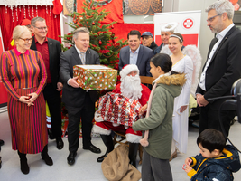 Michael Ludwig im Sozialmarkt des Samariterbund Wien übergibt Weihnachtsgeschenke an Kund:innen