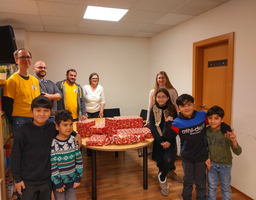 Kinder und LernLEO-Mitarbeiter:innen freuten sich über viele tolle Geschenke für die Kinder zu Weihnachten.