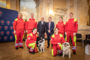 Gruppenbild, Rettungskräfte in Uniform, türkischer Botschafter, Rettungshunde