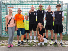 Die Teilnehmer:innen unseres Fußballturniers posierten für ein gemeinsames Foto.