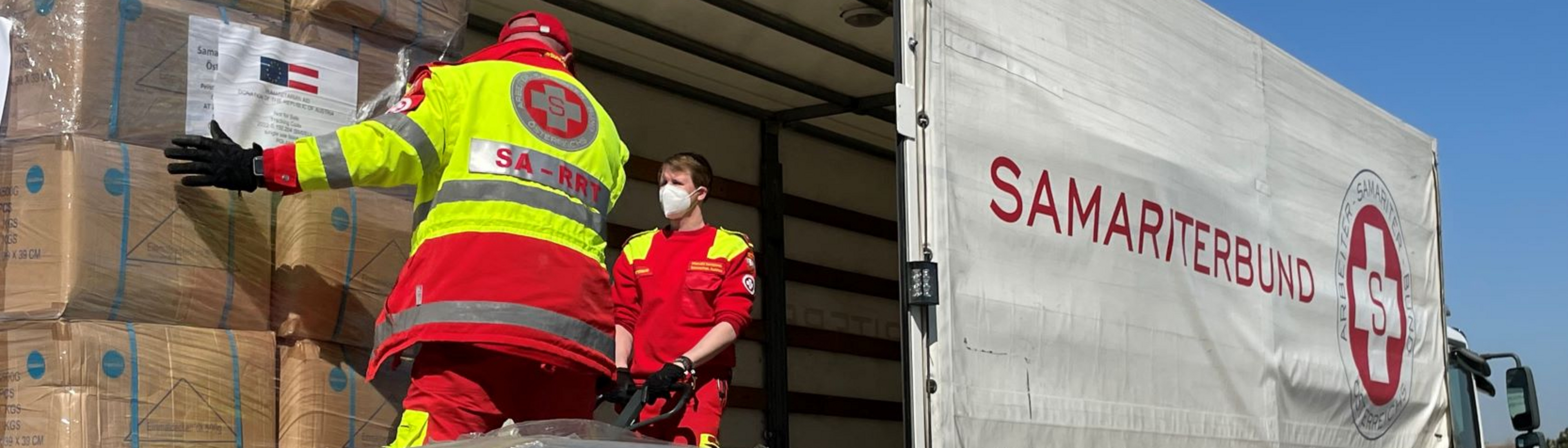 Hilfsgüter werden in LKW verladen