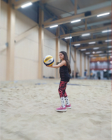 Mädchen spielt Volleyball.